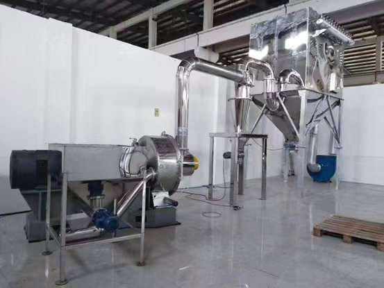 300目玻璃陶瓷用锂辉石粉磨粉用什么机器？